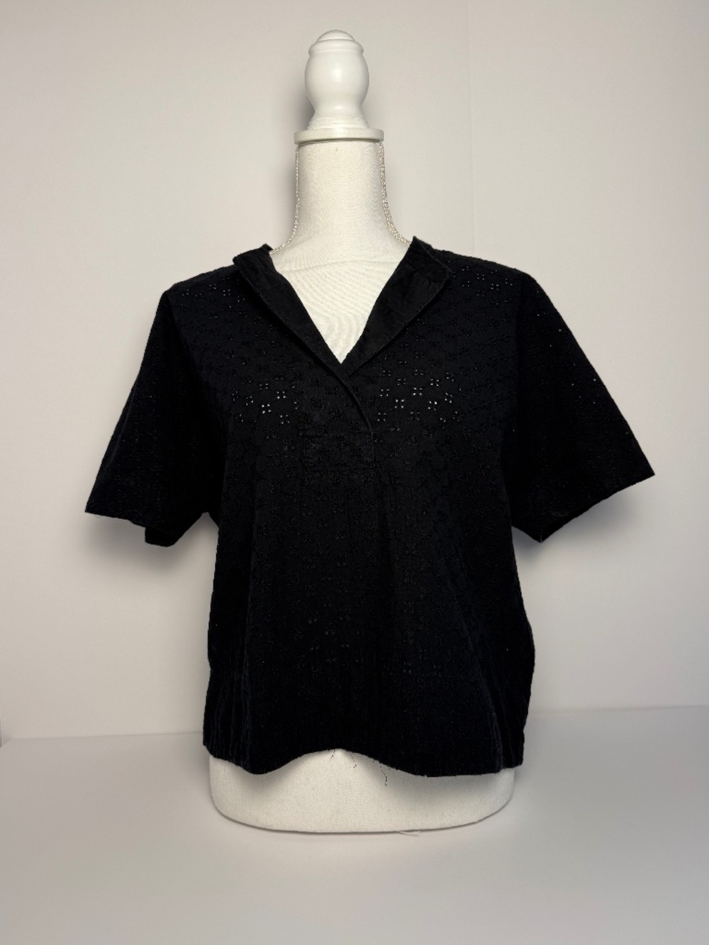 Aritzia Wilfred Black Eyelet Cotton Shortsleeved shirt